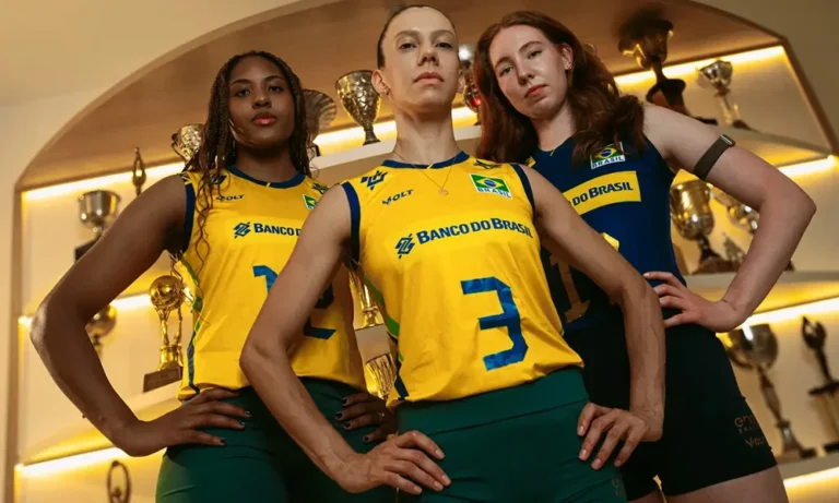 jogadoras da Seleção Brasileira de vôlei posam com uniformes oficiais diante de troféus, representando a nova geração na VNL 2025.