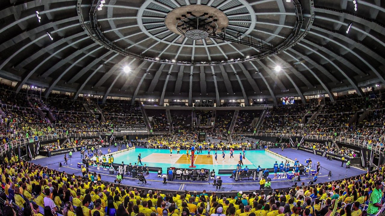 Jogo da seleção brasileira na VNL 2025 com ginásio lotado no Rio de Janeiro